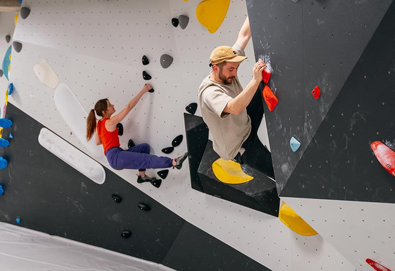 Gemeinsam bouldern und neue Routen ausprobieren