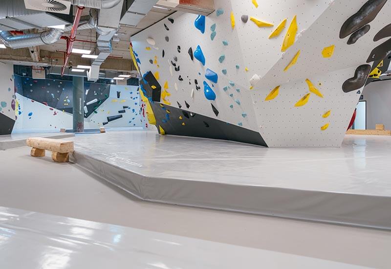Großer Boulderbereich im Untergeschoss
